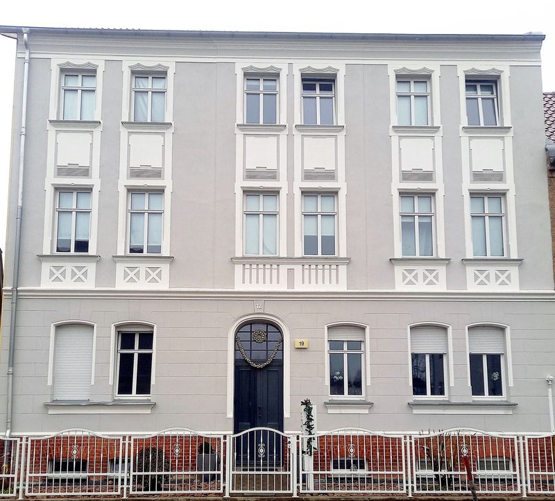 Restaurierte Gründerzeit-Fassade der Pension Nauen, Brandenburger Straße