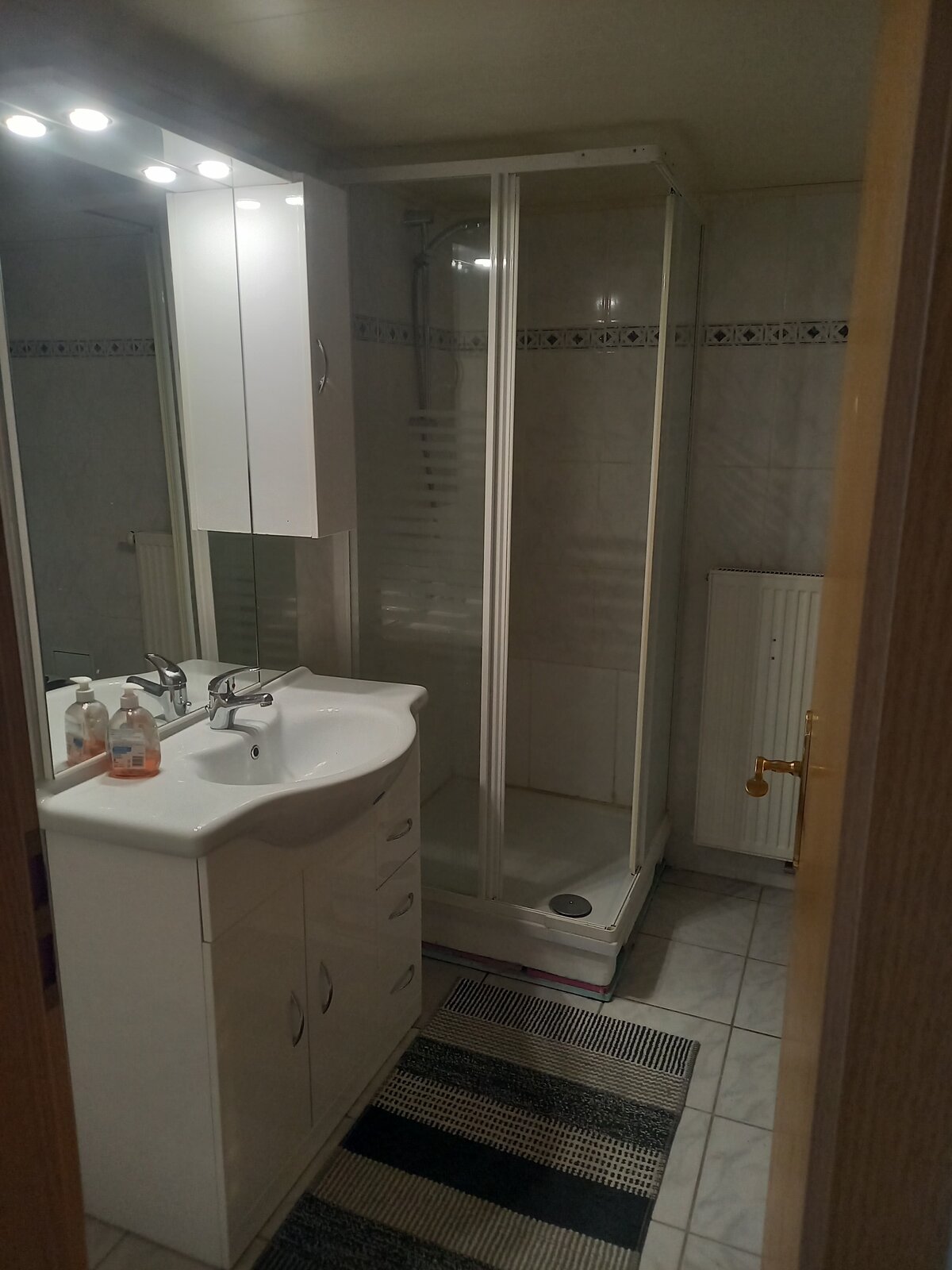 Bad mit Eckdusche und Spiegelschrank