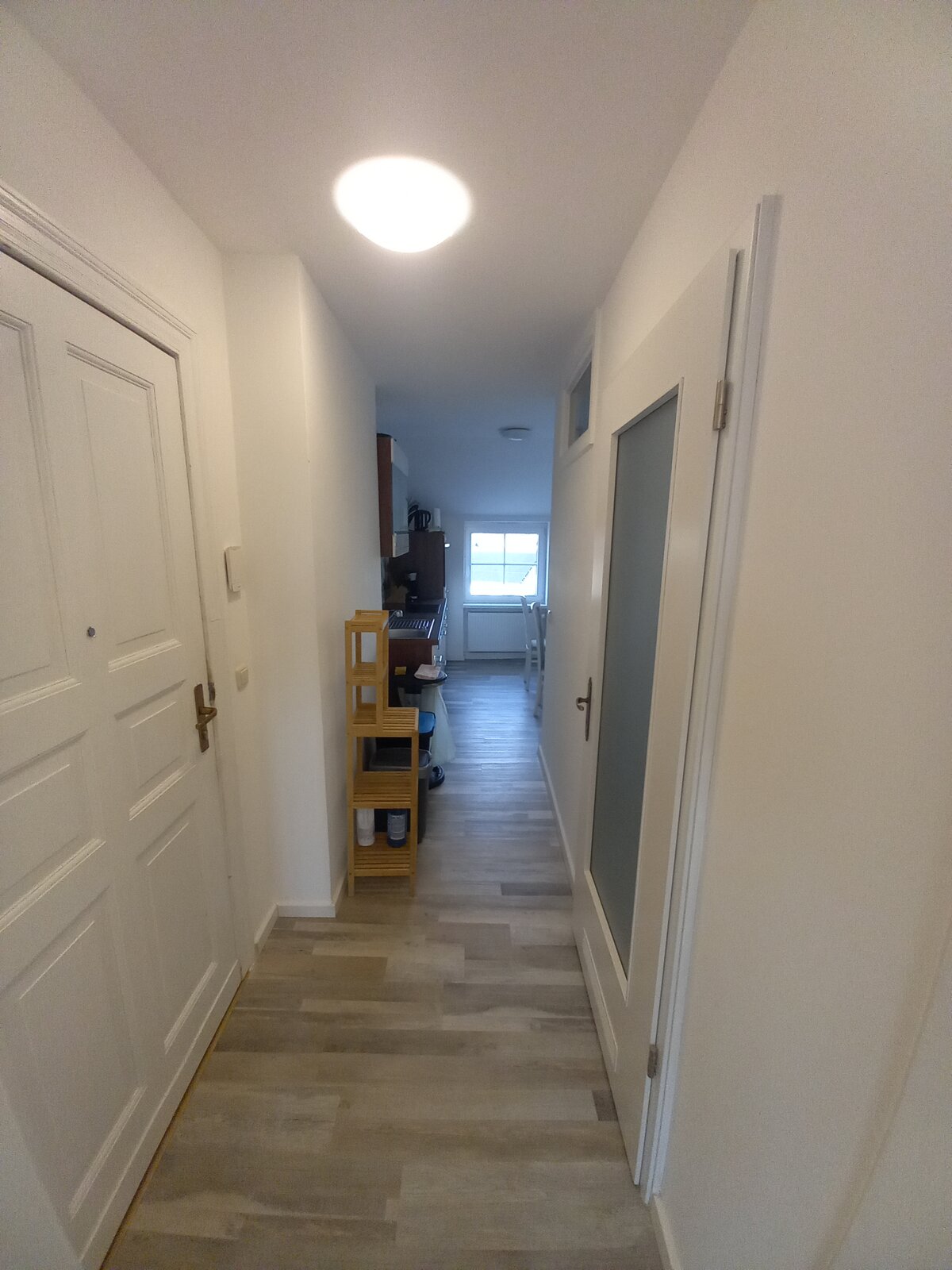 Blick durch den Apartment-Flur in die Küche