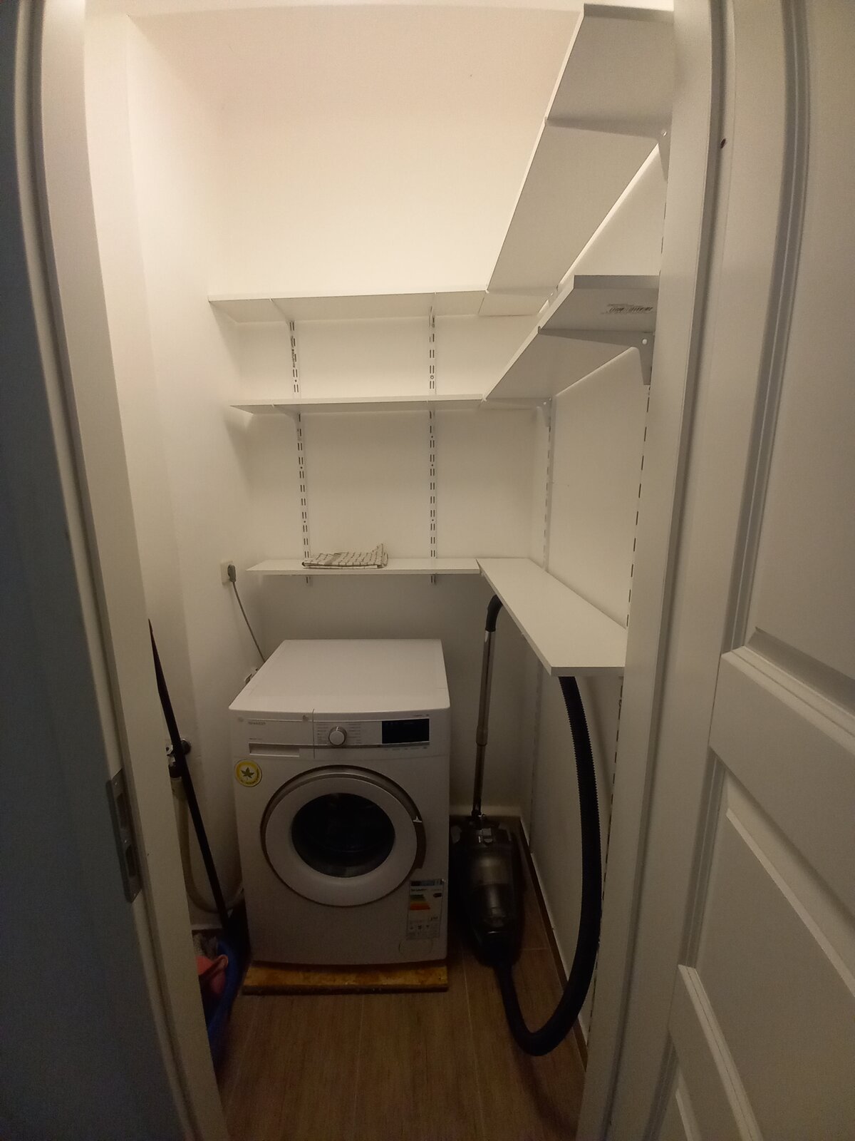 Hauswirtschaftsraum mit Waschmaschine