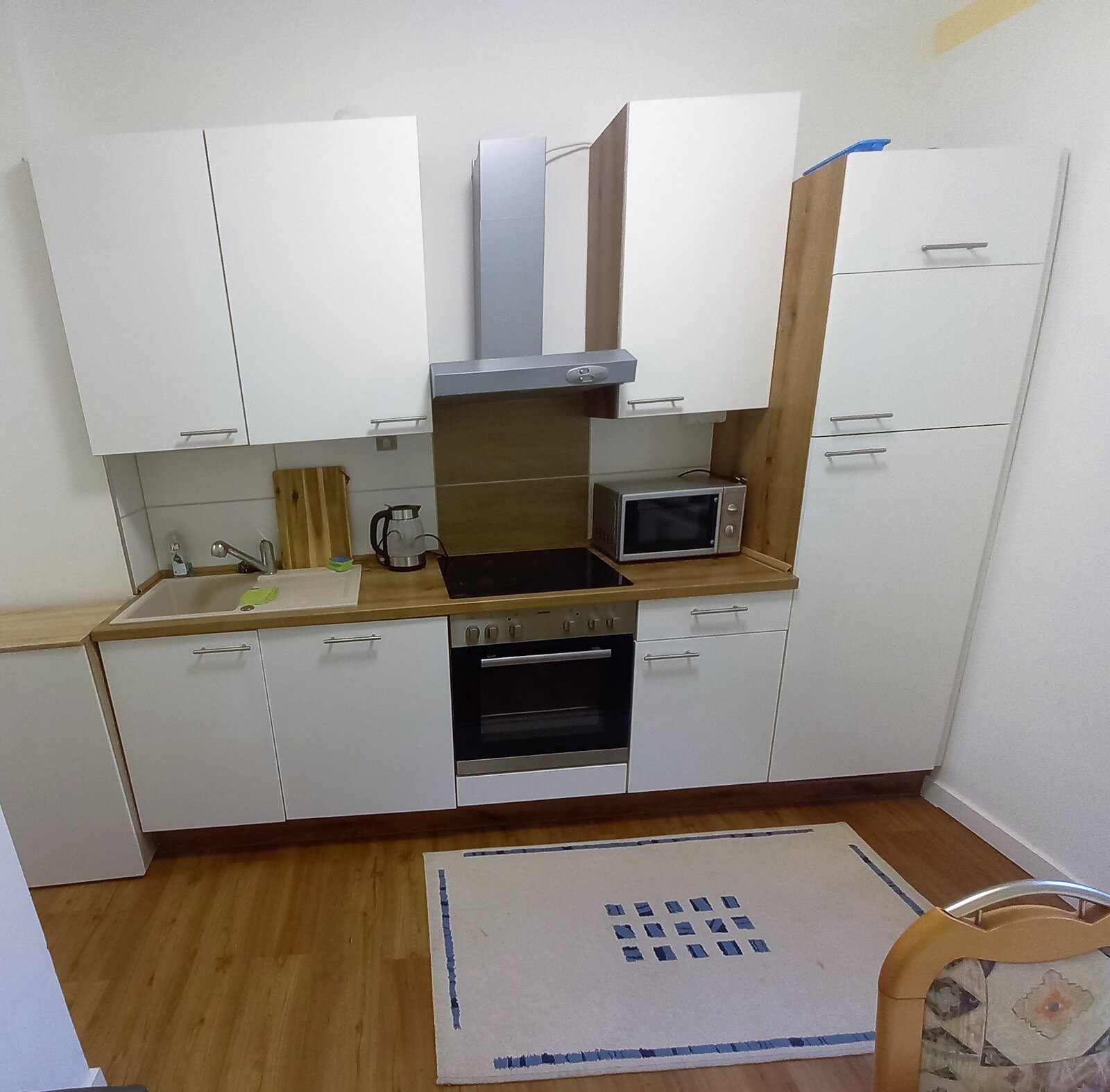 Vollausgestattete Küche mit Backofen und Mikrowelle