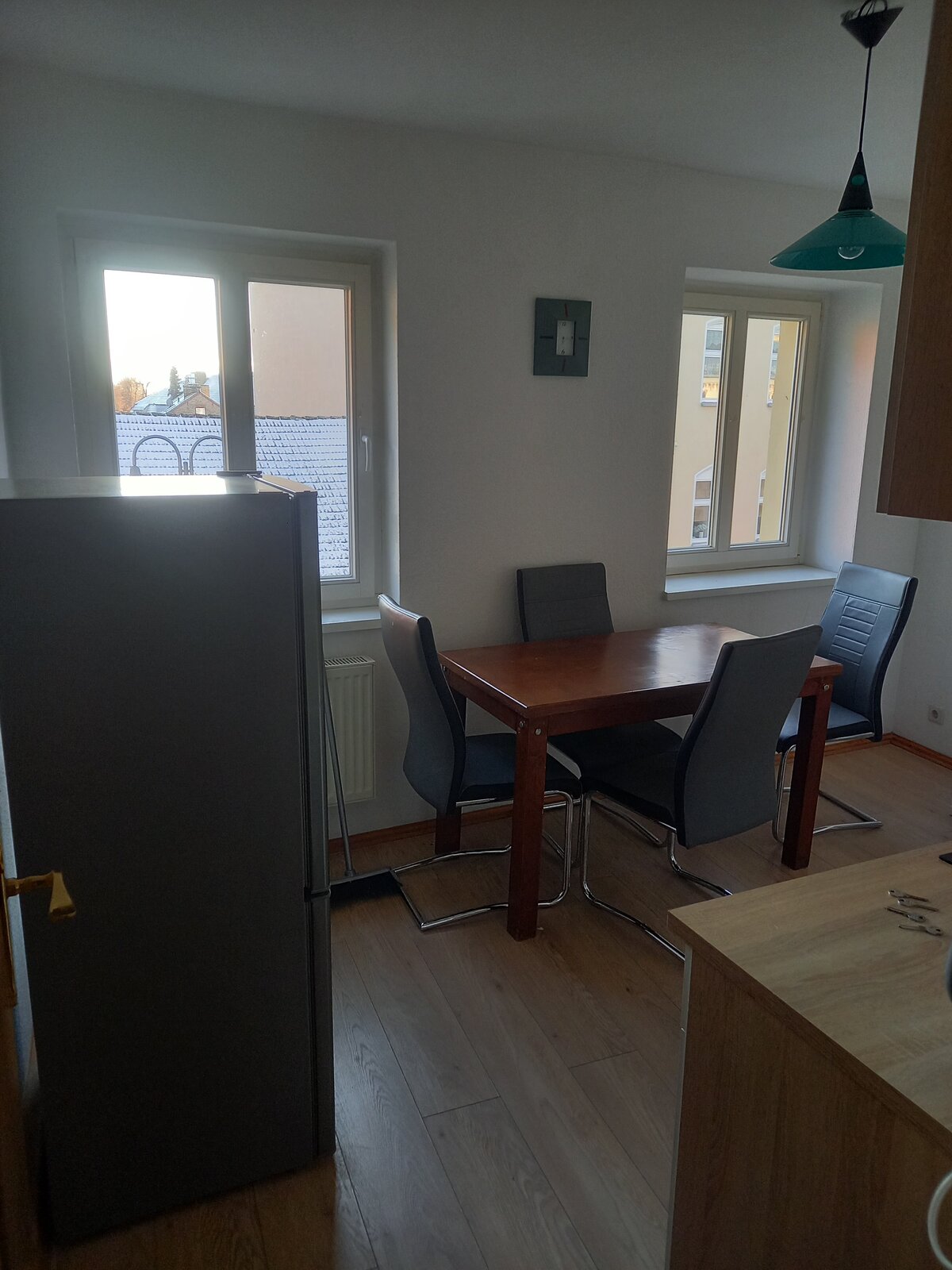 Essbereich mit Kühlschrank und vier Plätzen