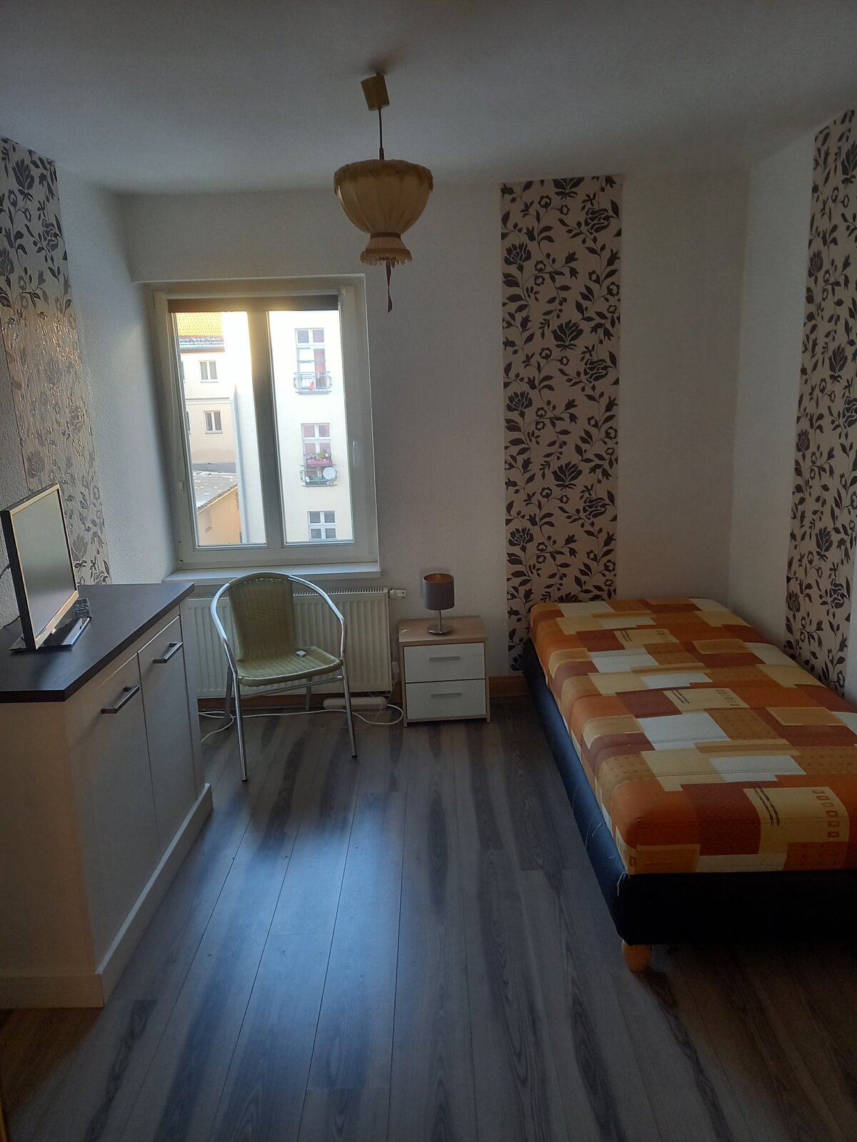 Schlafzimmer mit Einzelbett und Make-up-Platz