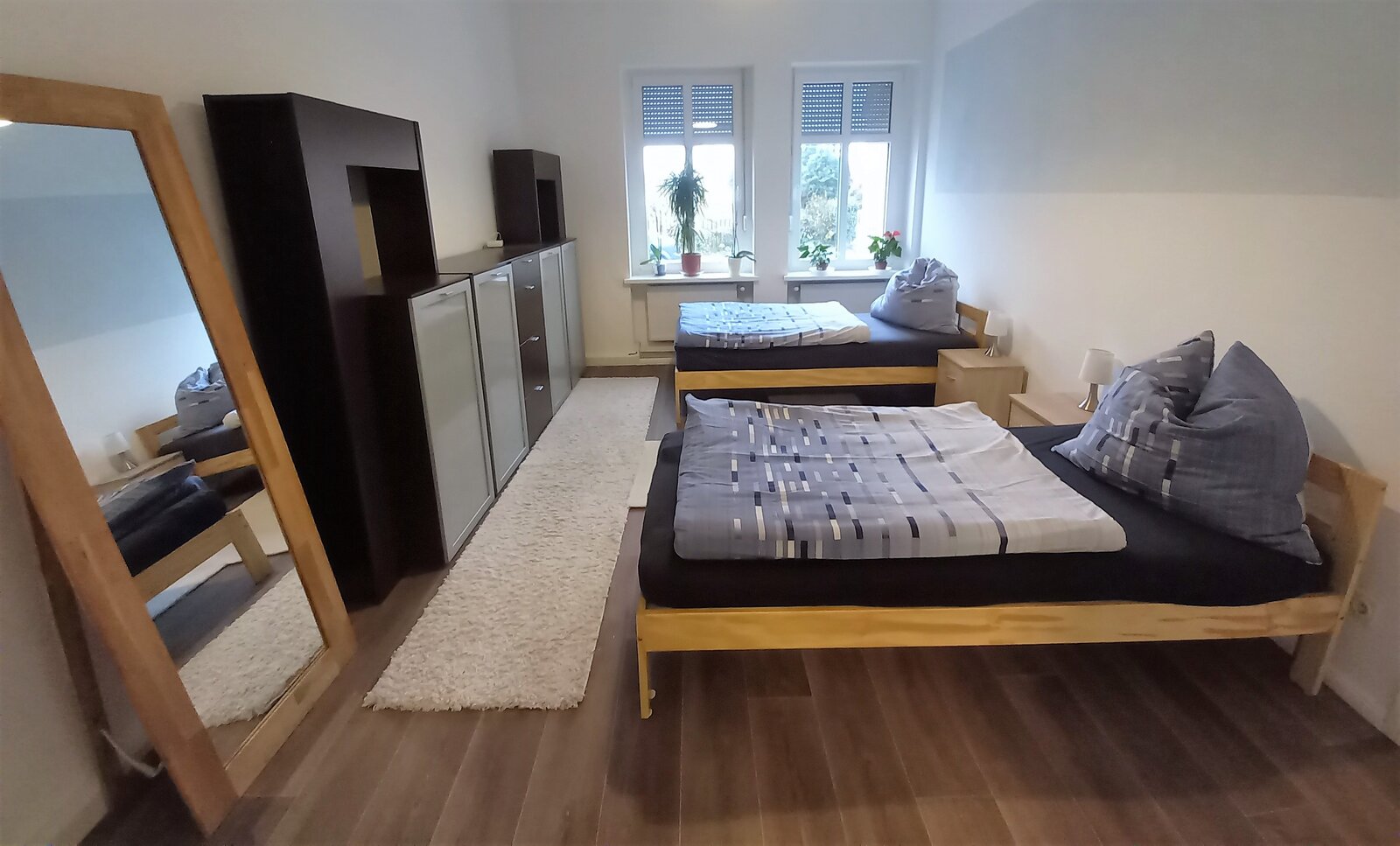 Schlafzimmer mit Doppelbett und Rundbogenfenster
