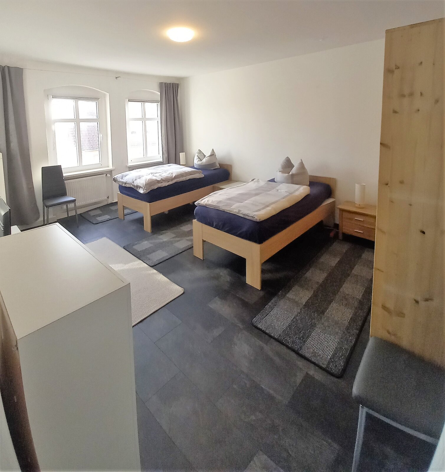 Schlafzimmer mit zwei Einzelbetten