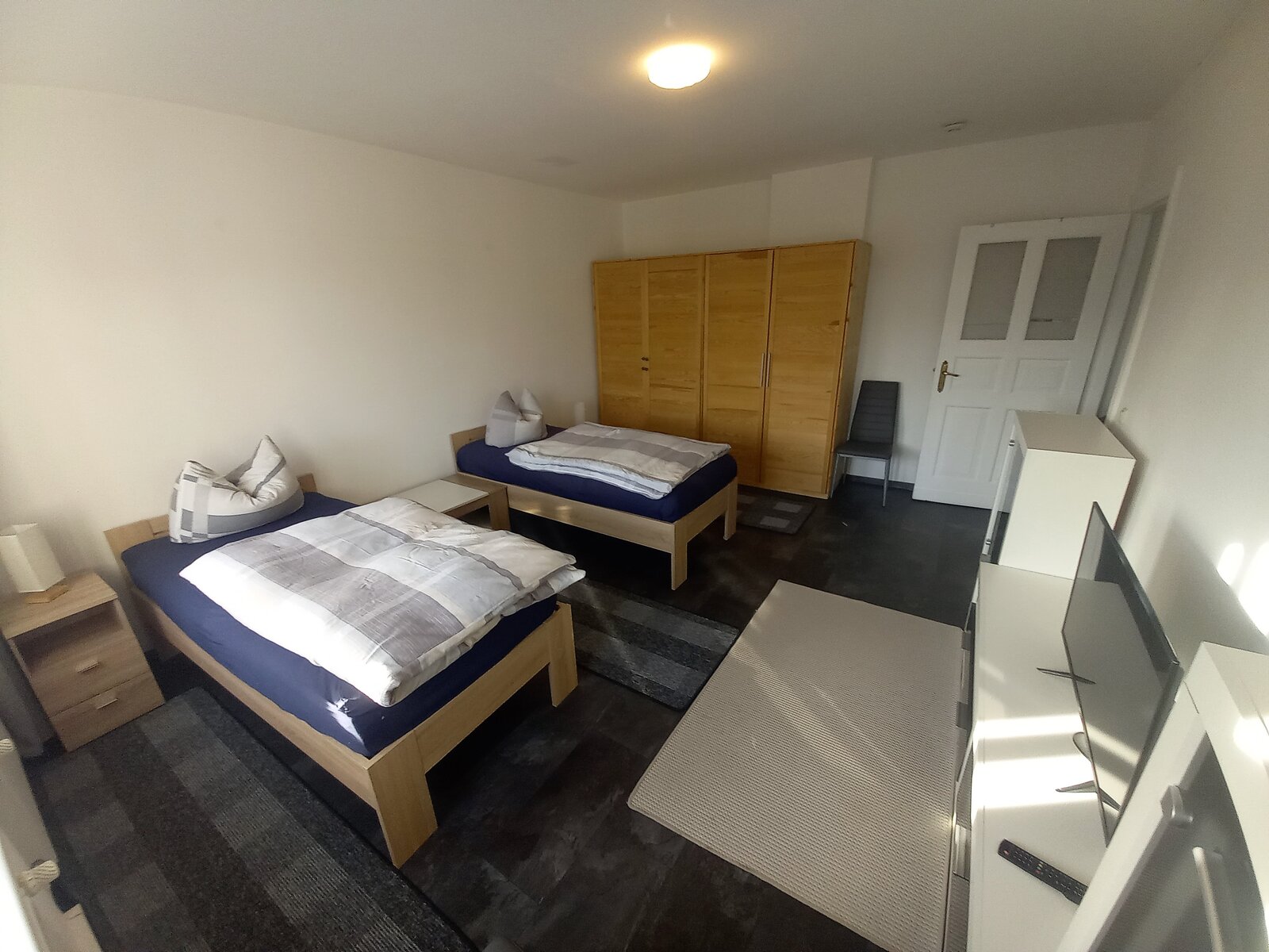 Schlafzimmer mit Doppelbett und Garderobe