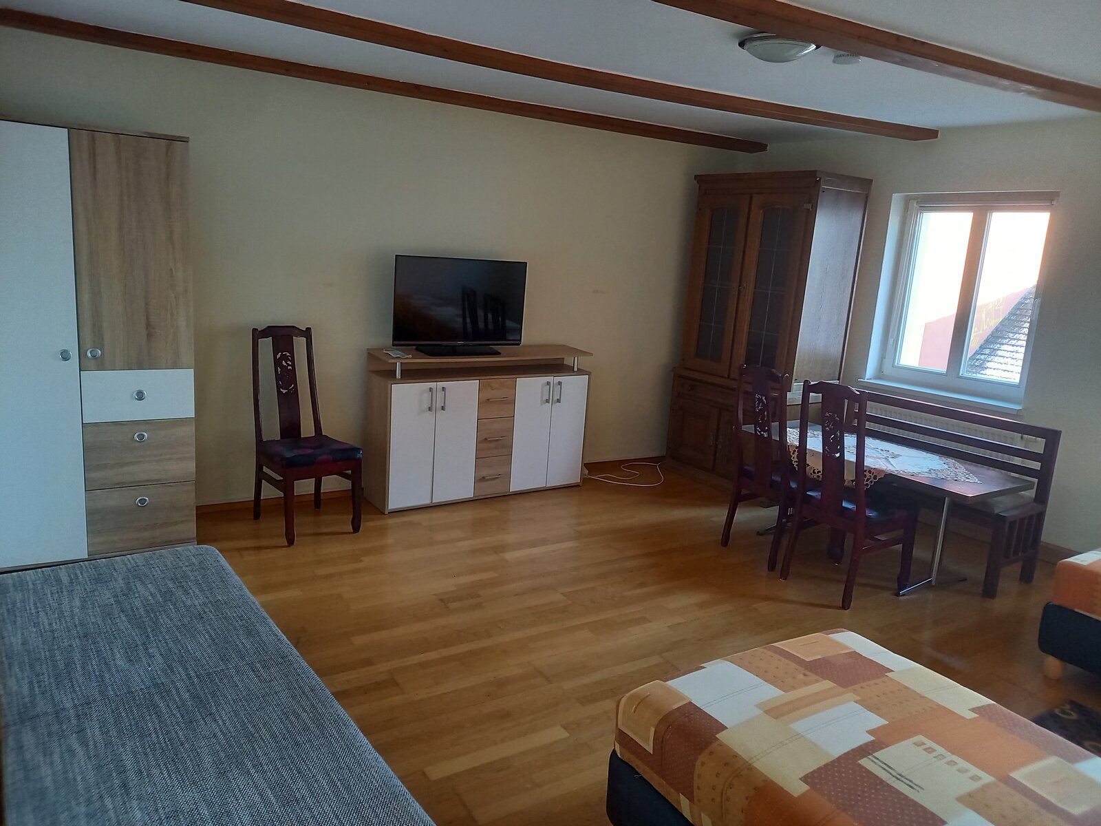 Wohnraum mit Kleiderschrank und Sitzecke