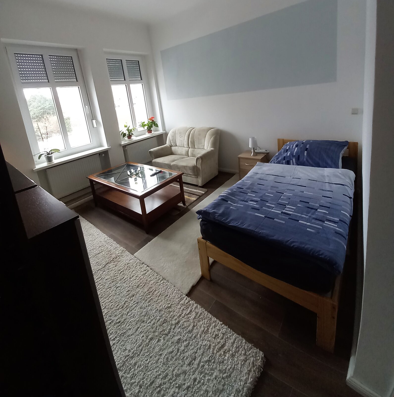 Erdgeschoss-Wohnraum mit Sessel und Couchtisch